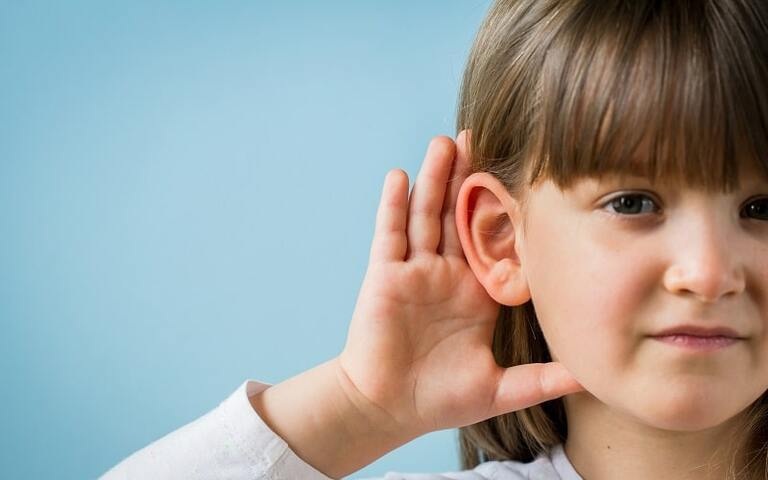 Cách phát hiện sớm trẻ bị nghe kém để can thiệp kịp thời- Ảnh 1. Nghe kém ở trẻ em: Khi nào cần đi khám thính lực?