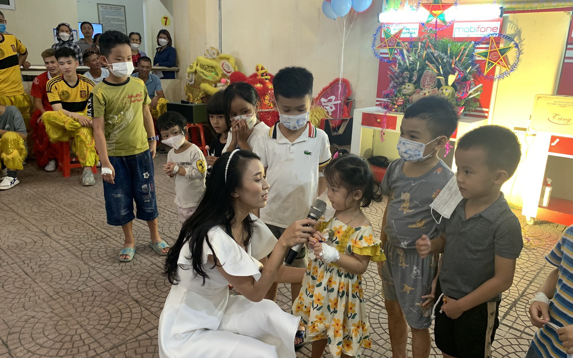 Trung thu ấm áp cho bệnh nhi tại BV Đa khoa Hà Tĩnh 