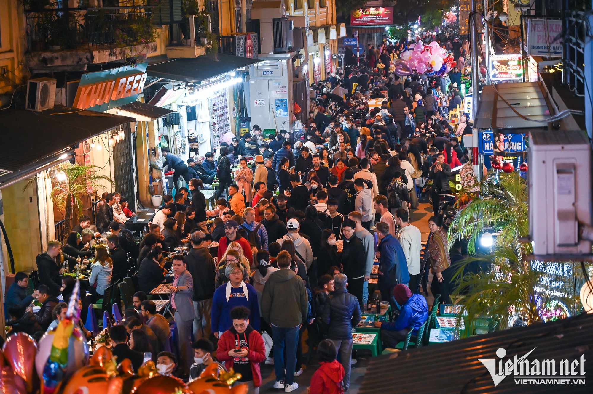 Hàng trăm du khách nước ngoài hào hứng đón năm mới ở Hà Nội - Ảnh 3.