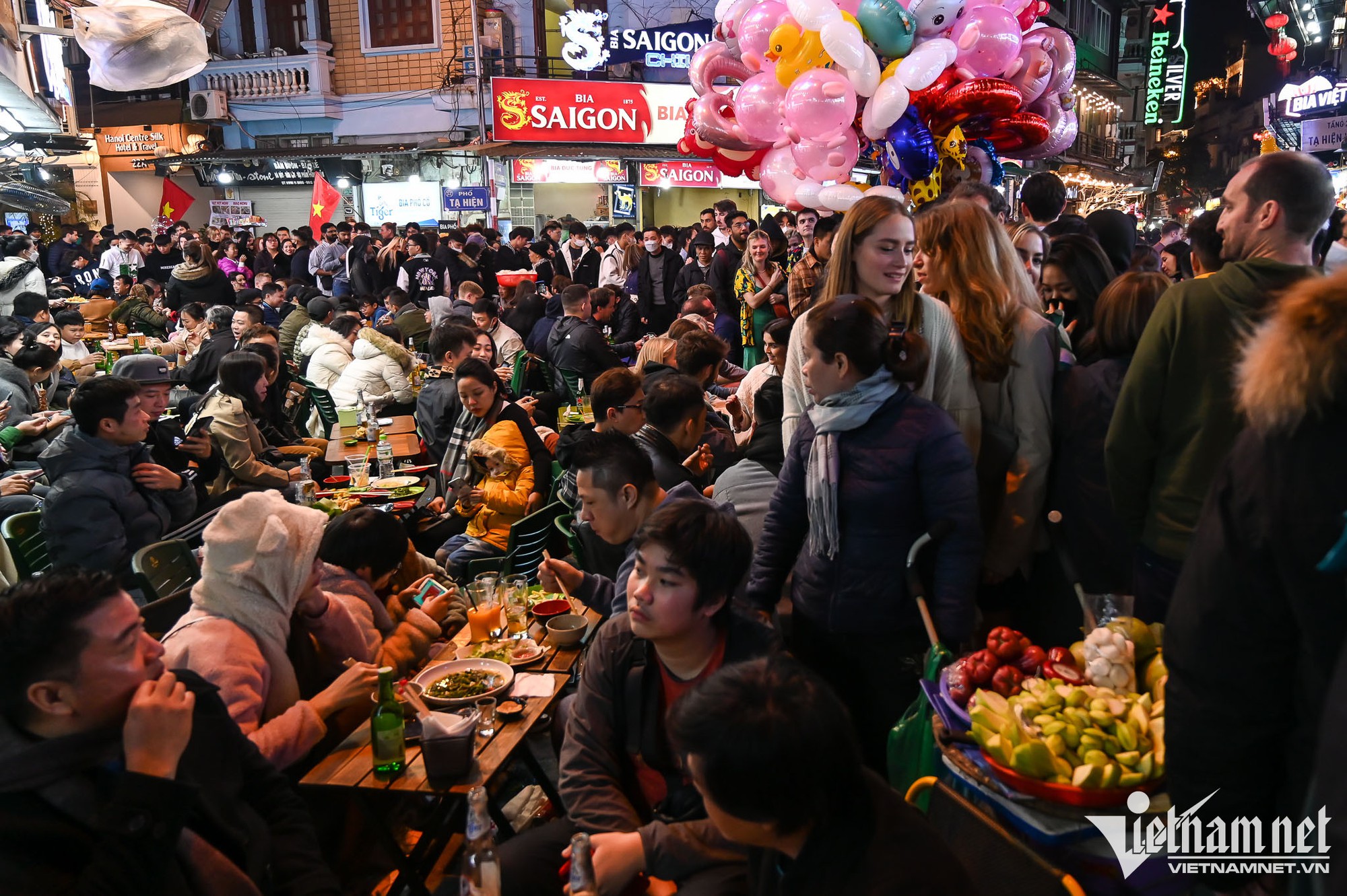 Hàng trăm du khách nước ngoài hào hứng đón năm mới ở Hà Nội - Ảnh 2.