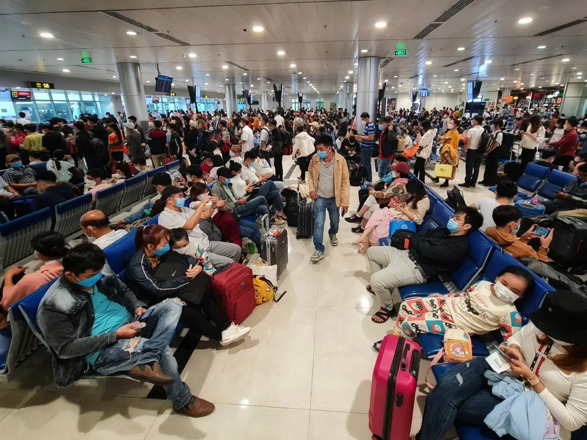 SÂN BAY QUỐC TẾ NỘI BÀI NHÌN TỪ TRÊN CAO VỚI ĐÁM MÂY LƯNG CHỪNG TRỜI