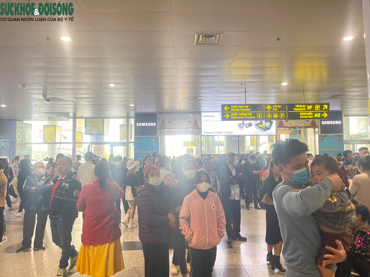 Sân bay Nội Bài đông nghịt người đón Việt kiều về ăn Tết - Ảnh 1.