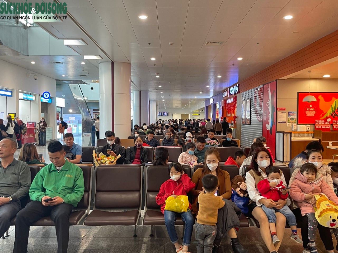 Sân bay Nội Bài đông nghịt người đón Việt kiều về ăn Tết - Ảnh 4.