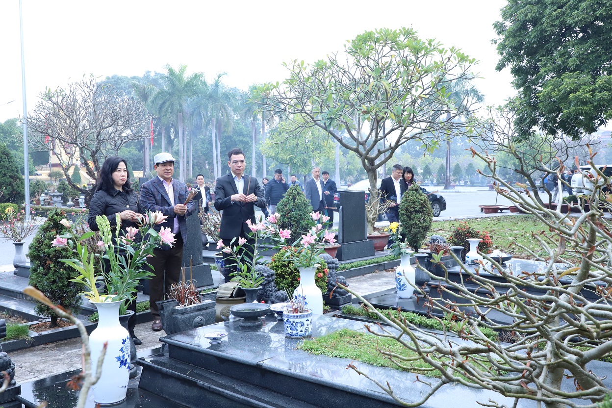 Bộ trưởng Bộ Y tế Đào Hồng Lan dâng hương tại nghĩa trang Mai Dịch - Ảnh 2.