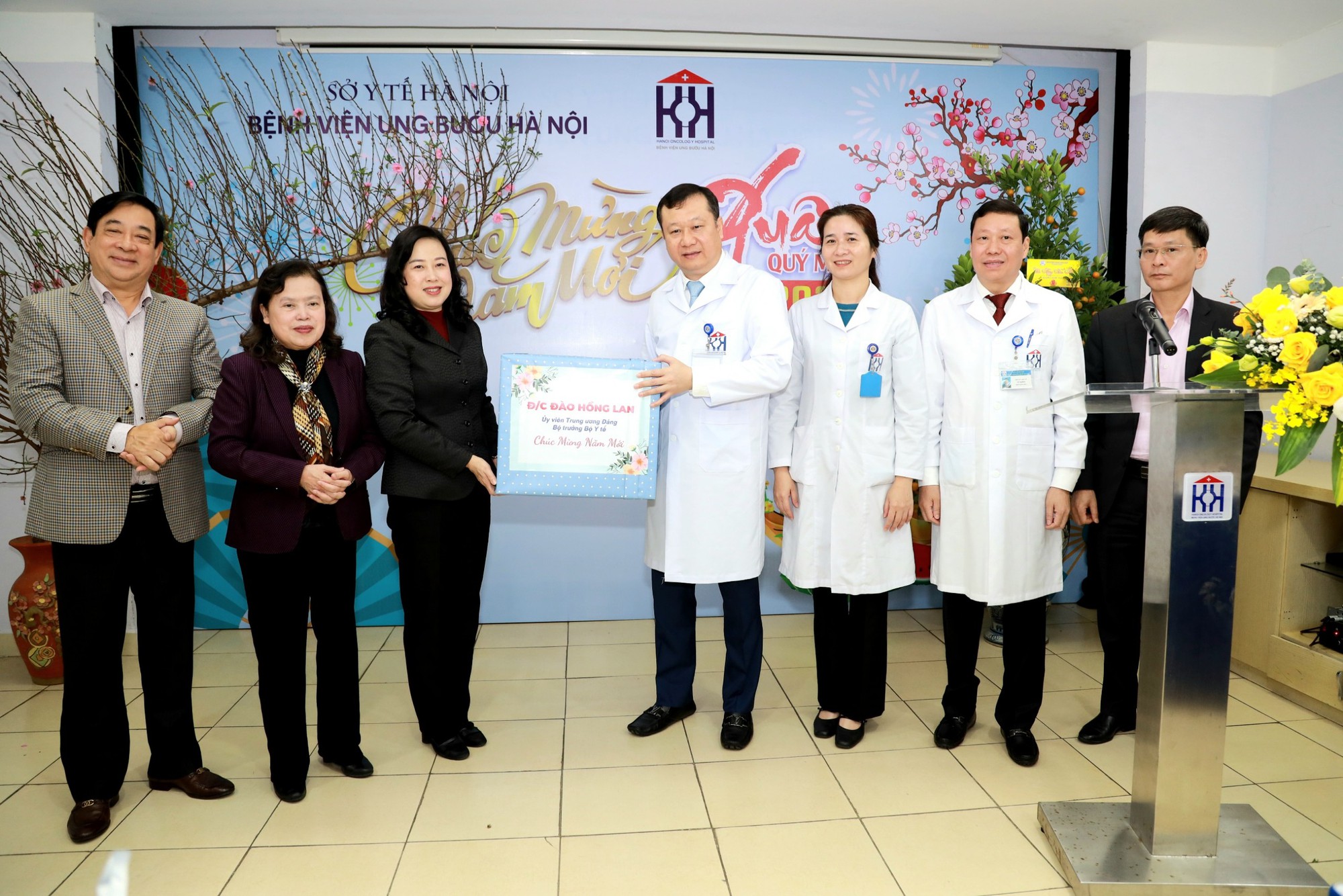 Bộ trưởng Bộ Y tế Đào Hồng Lan thăm, tặng quà bệnh nhân ung thư dịp xuân Quý Mão - Ảnh 4.