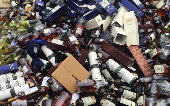 Kiểm tra địa điểm kinh doanh, bất ngờ phát hiện hơn 2000 chai rượu nghi nhập lậu- Ảnh 2.