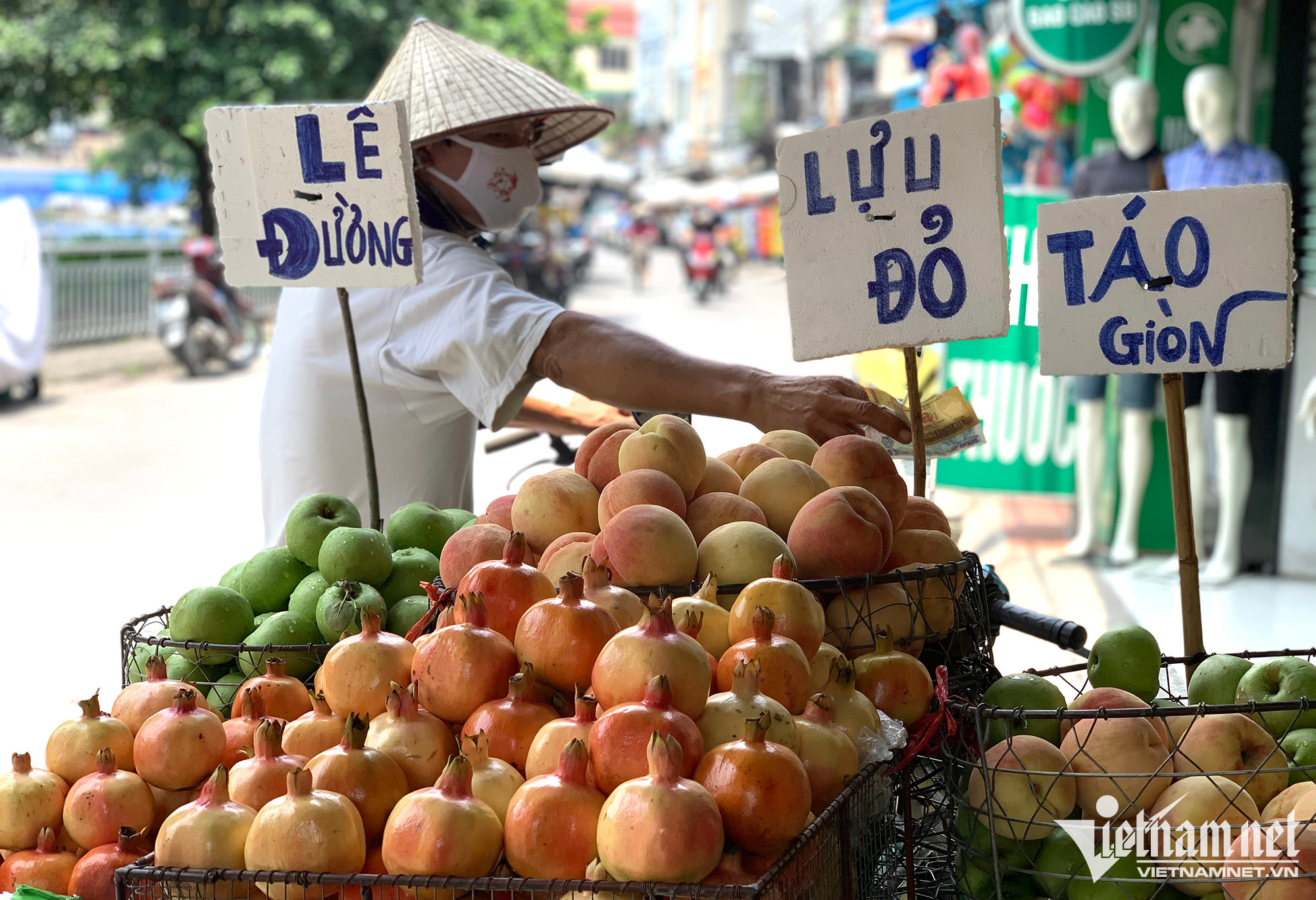 Hàng Trung Quốc đổ bộ chợ Tết, nhiều loại giá siêu rẻ - Ảnh 3.