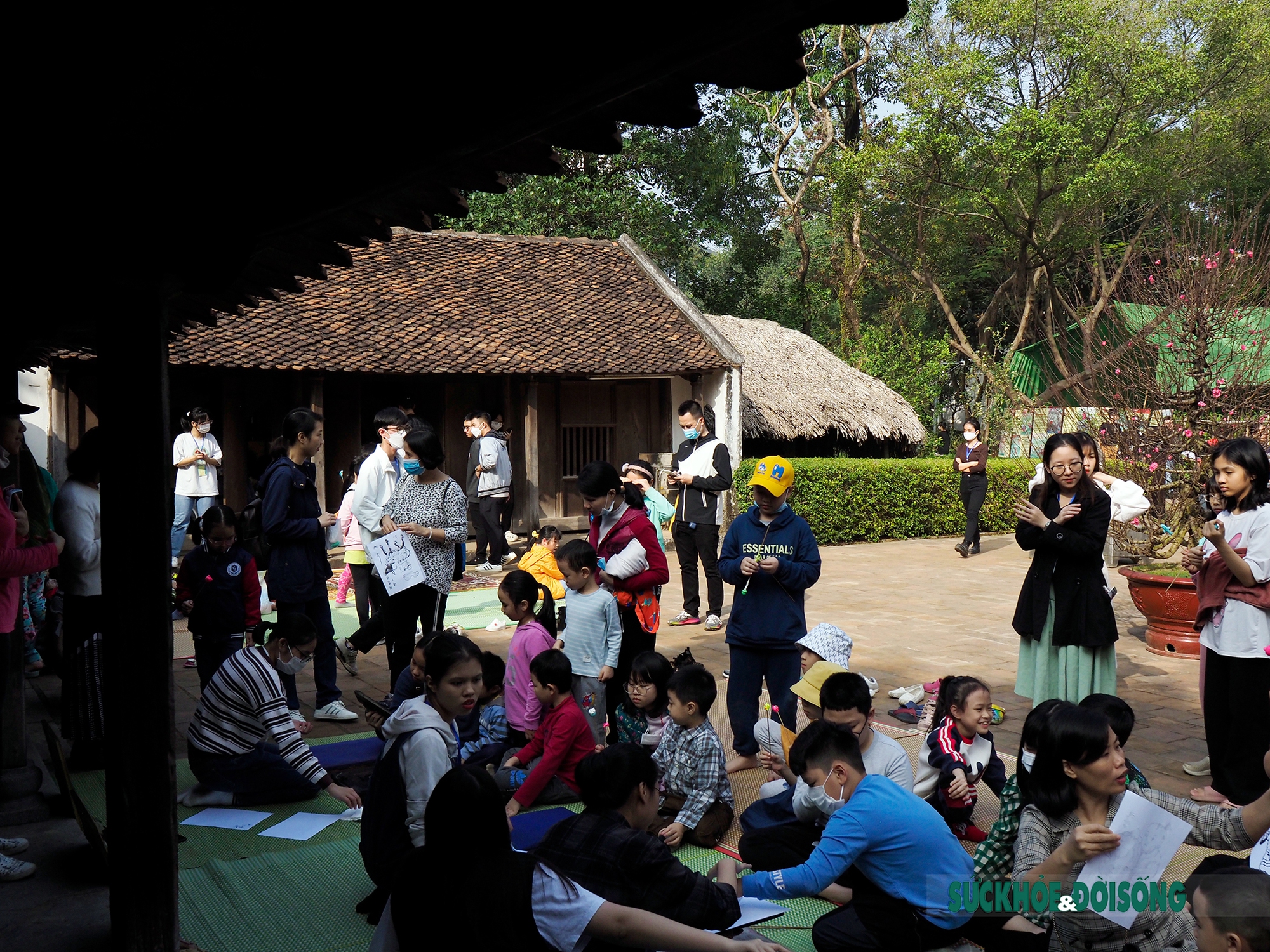 Khách quốc tế trải nghiệm Tết Việt vùng Kinh Bắc giữa lòng Thủ đô - Ảnh 2.
