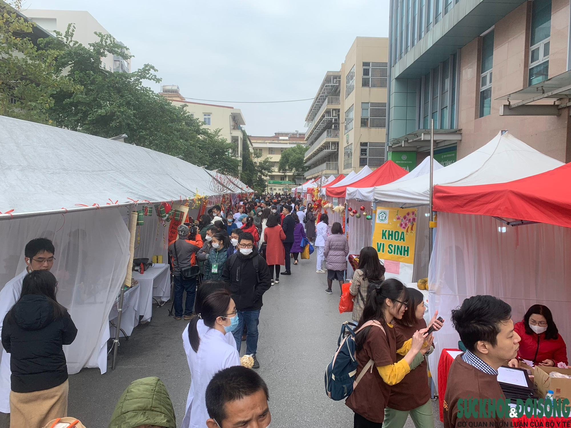 &quot;Chợ Tết yêu thương&quot; đặc biệt tại Bệnh viện Bạch Mai - Ảnh 3.