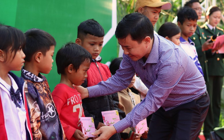 Hành trình mang hơi ấm và ánh sáng đến với đồng bào vùng cao Thanh Hóa- Ảnh 7.