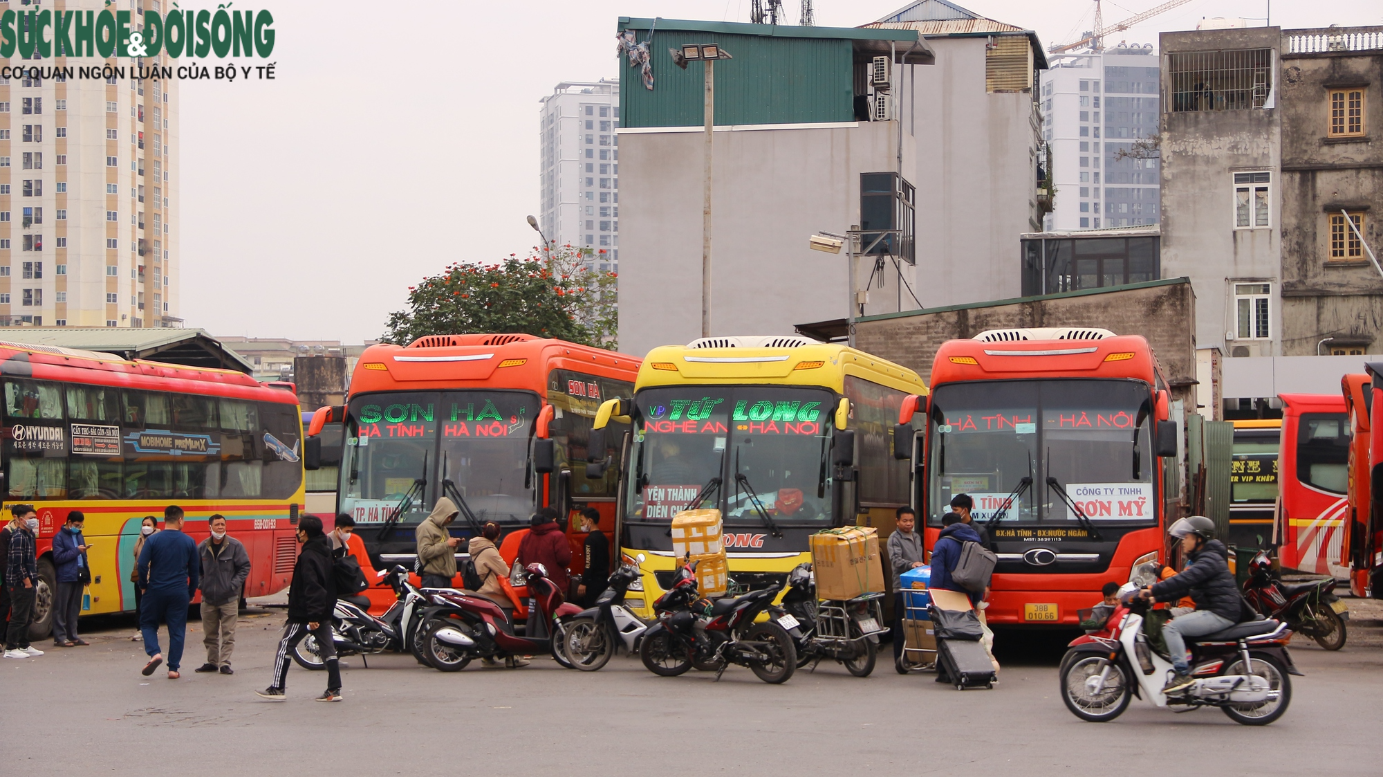 Cảnh &quot;đìu hiu&quot; tại nhiều bến xe ở Hà Nội chiều 27 Tết - Ảnh 16.