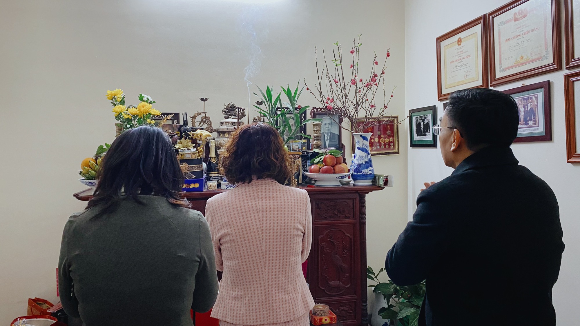 Thứ trưởng Nguyễn Thị Liên Hương thăm, chúc Tết gia đình nguyên lãnh đạo, cố Giáo sư ngành Y tế - Ảnh 2.