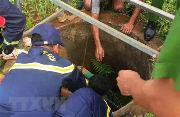 Cứu thành công người đàn ông bị rơi xuống giếng sâu 25m ở Đắk Lắk - Ảnh 2.