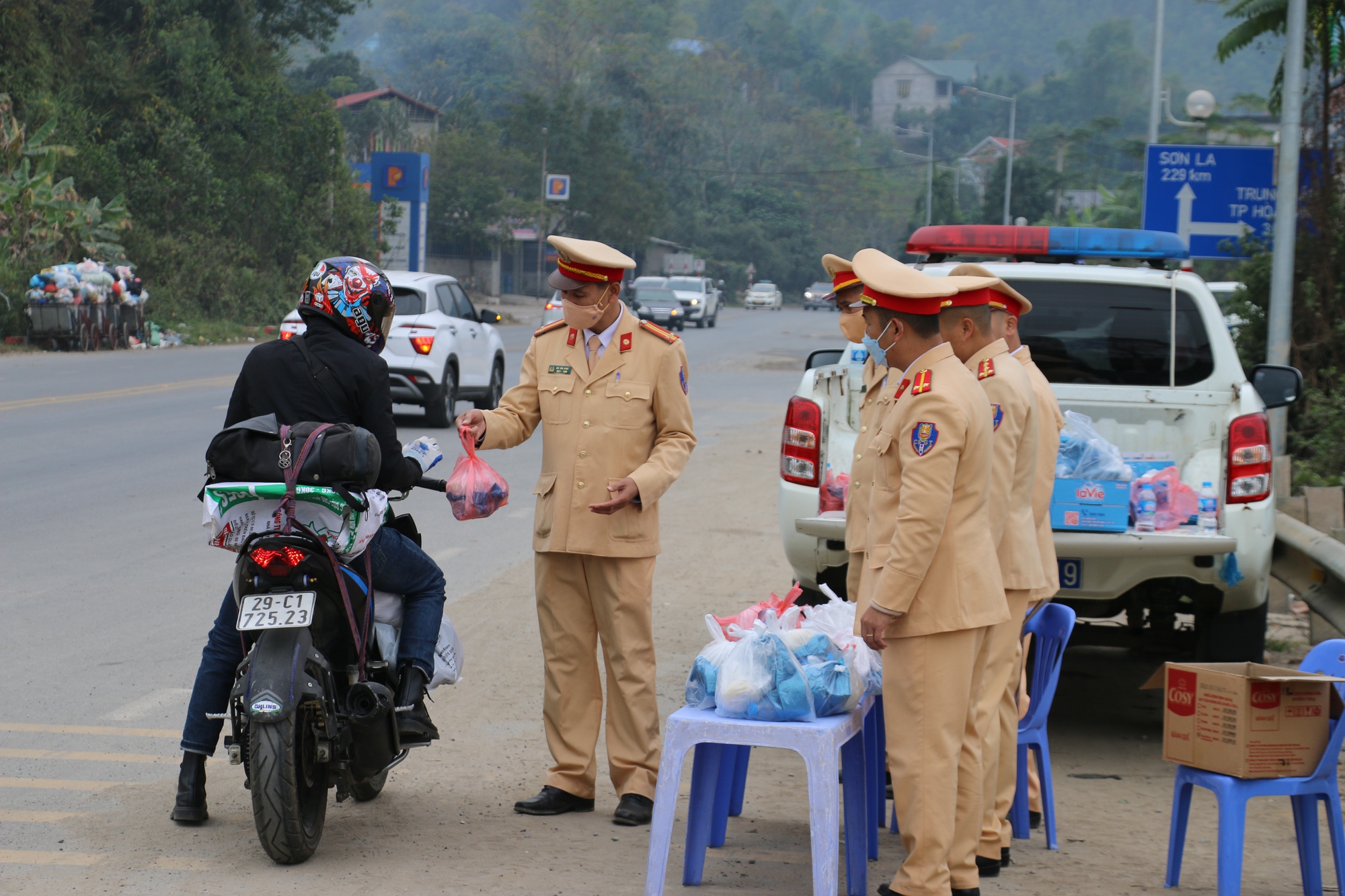 Cảnh sát giao thông các tỉnh Tây Bắc hỗ trợ người dân về quê thông suốt, an toàn - Ảnh 10.