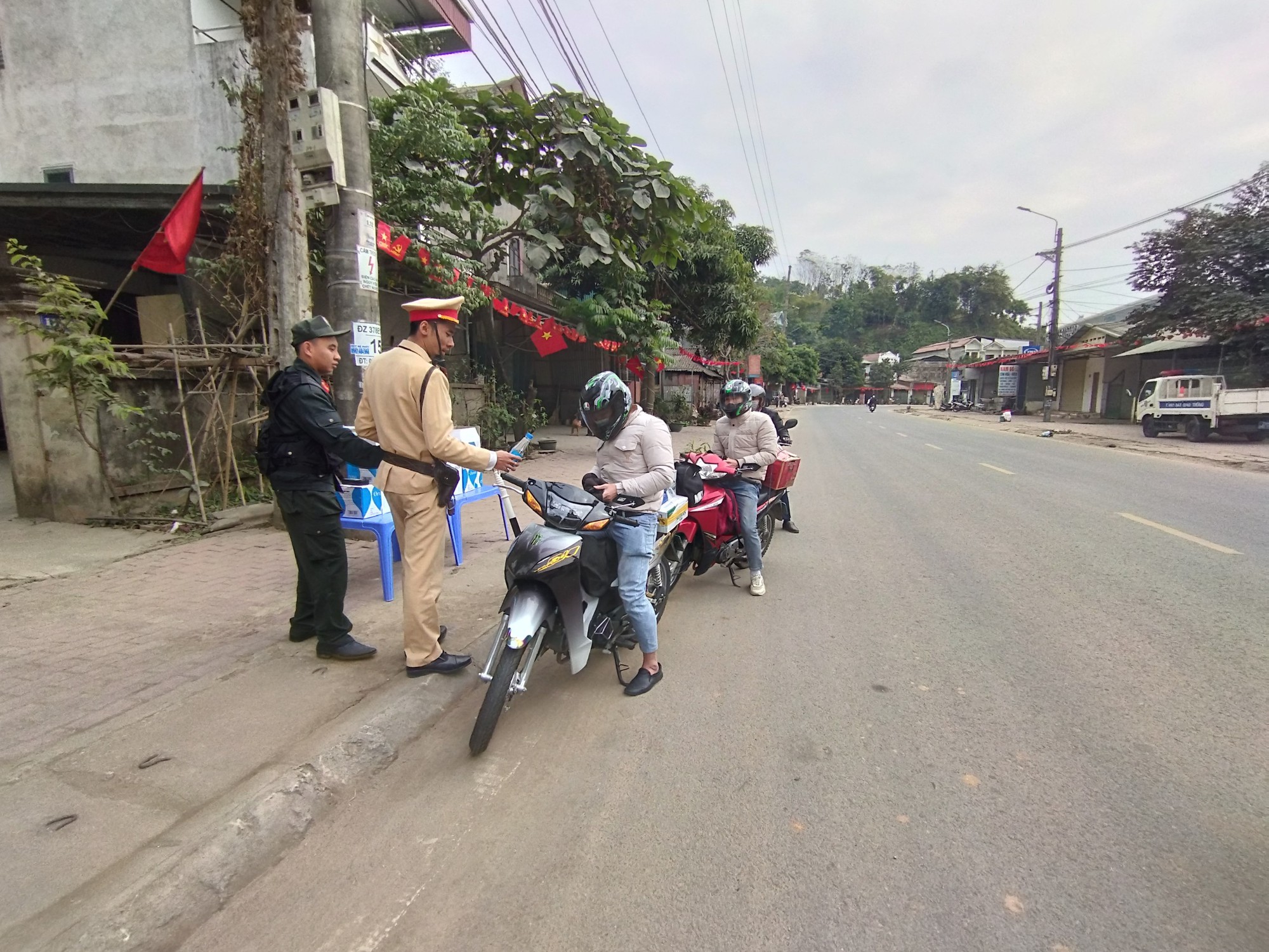 Cảnh sát giao thông các tỉnh Tây Bắc hỗ trợ người dân về quê thông suốt, an toàn - Ảnh 6.