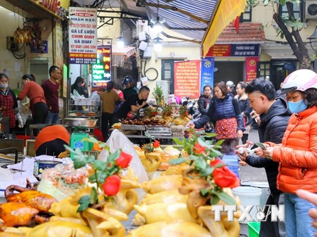 Tấp nập không khí mua sắm cho ngày tất niên của người dân Hà Nội