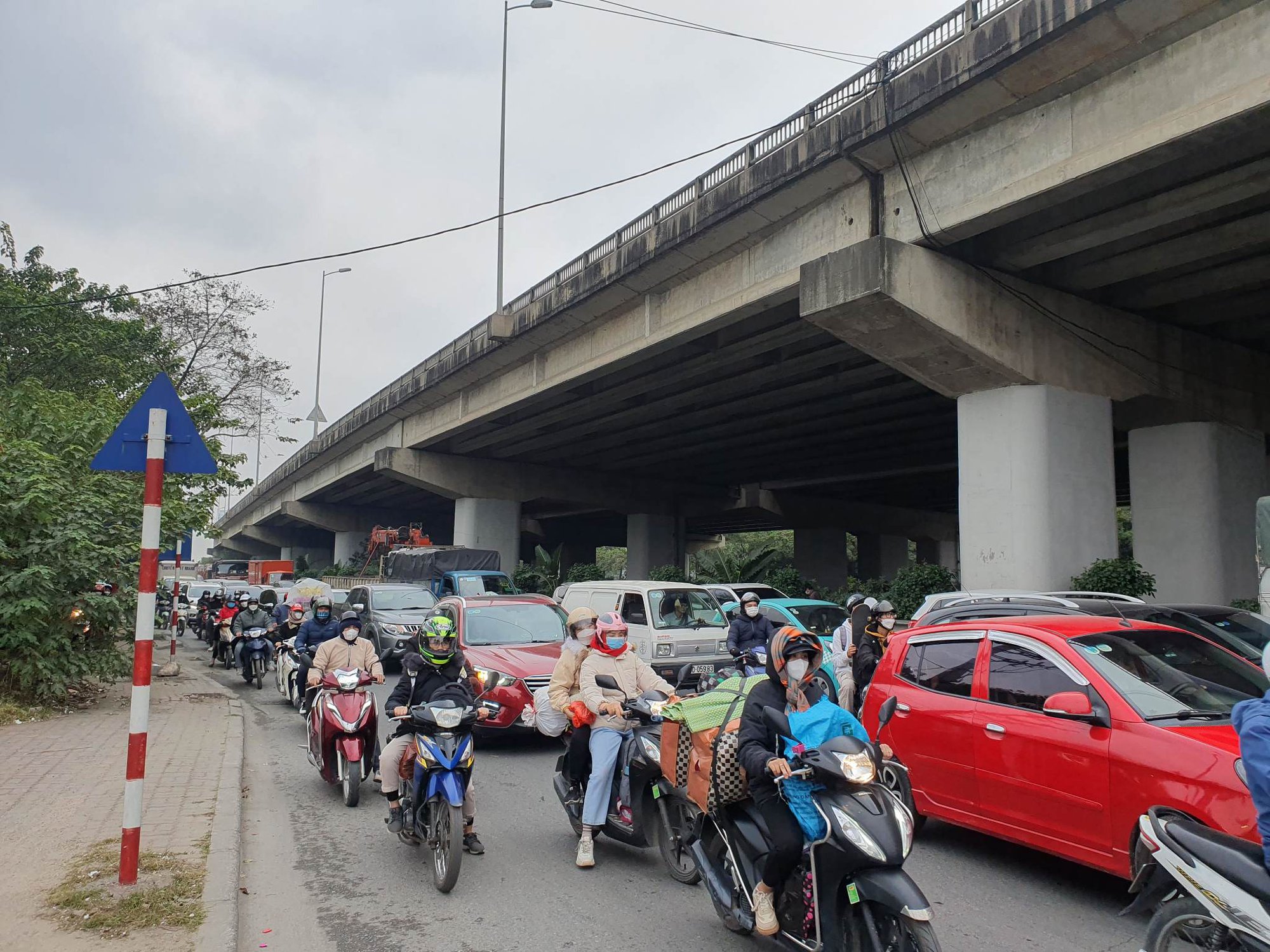 Nhiều tuyến đường ùn tắc nghiêm trọng khi người dân trở lại Thủ đô - Ảnh 16.