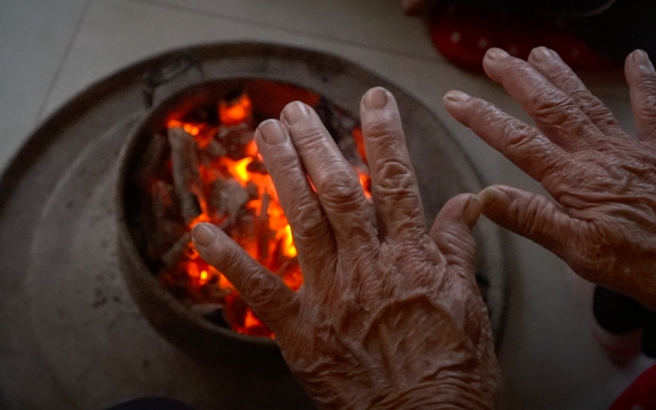 Hậu quả đau lòng từ thói quen đốt than sưởi ấm trong phòng kín- Ảnh 2. Đốt than, củi để sưởi ấm trong nhà: Những hiểm hoạ được báo trước