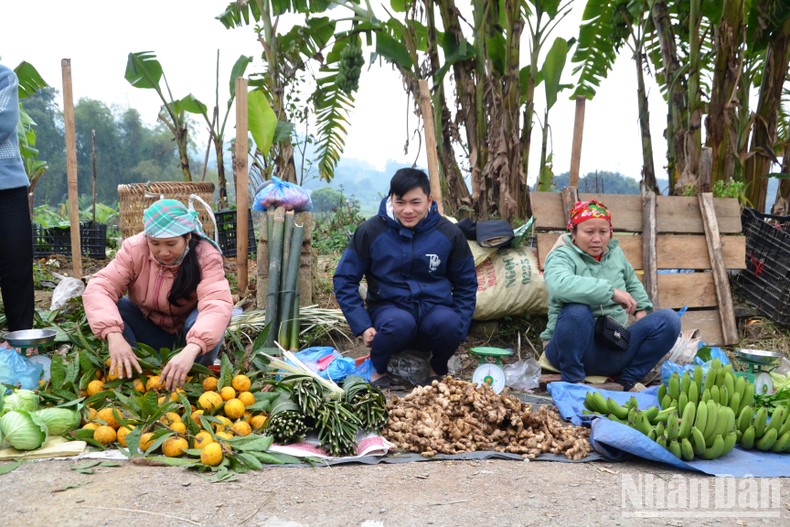 Rộn rã chợ phiên vùng cao ngày Tết - Ảnh 10.