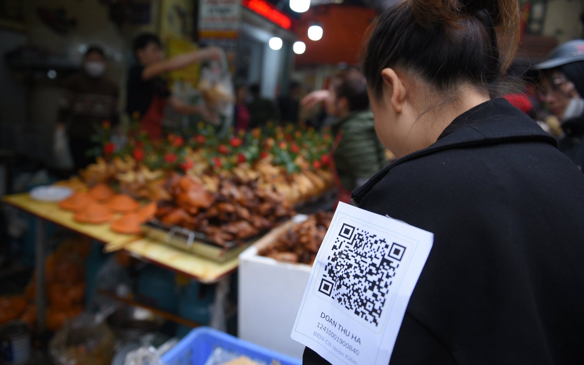 Quét mã QR code mua gà ngậm hoa hồng ở 'chợ nhà giàu' ngày 30 Tết