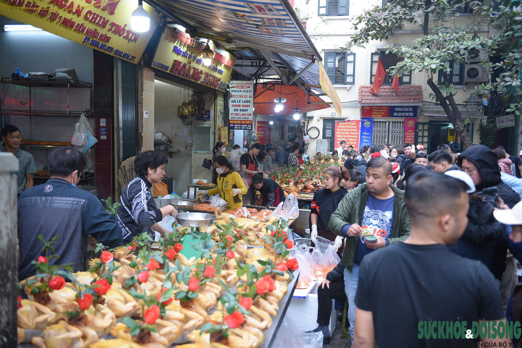 Chợ Hàng Bè (quận Hoàn Kiếm) như thường lệ vào sáng 30 Tết lại đông nghịt người dân đến mua gà trống để cúng giao thừa.