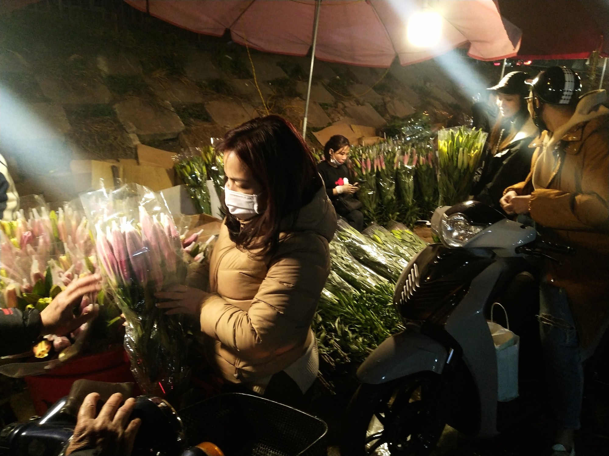 Tấp nập chợ hoa Quảng Bá rạng sáng ngày 30 Tết - Ảnh 8.