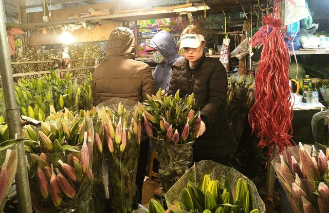 Tấp nập chợ hoa Quảng Bá rạng sáng ngày 30 Tết - Ảnh 11.
