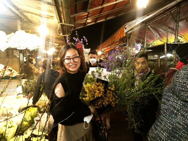 Tấp nập chợ hoa Quảng Bá rạng sáng ngày 30 Tết - Ảnh 20.
