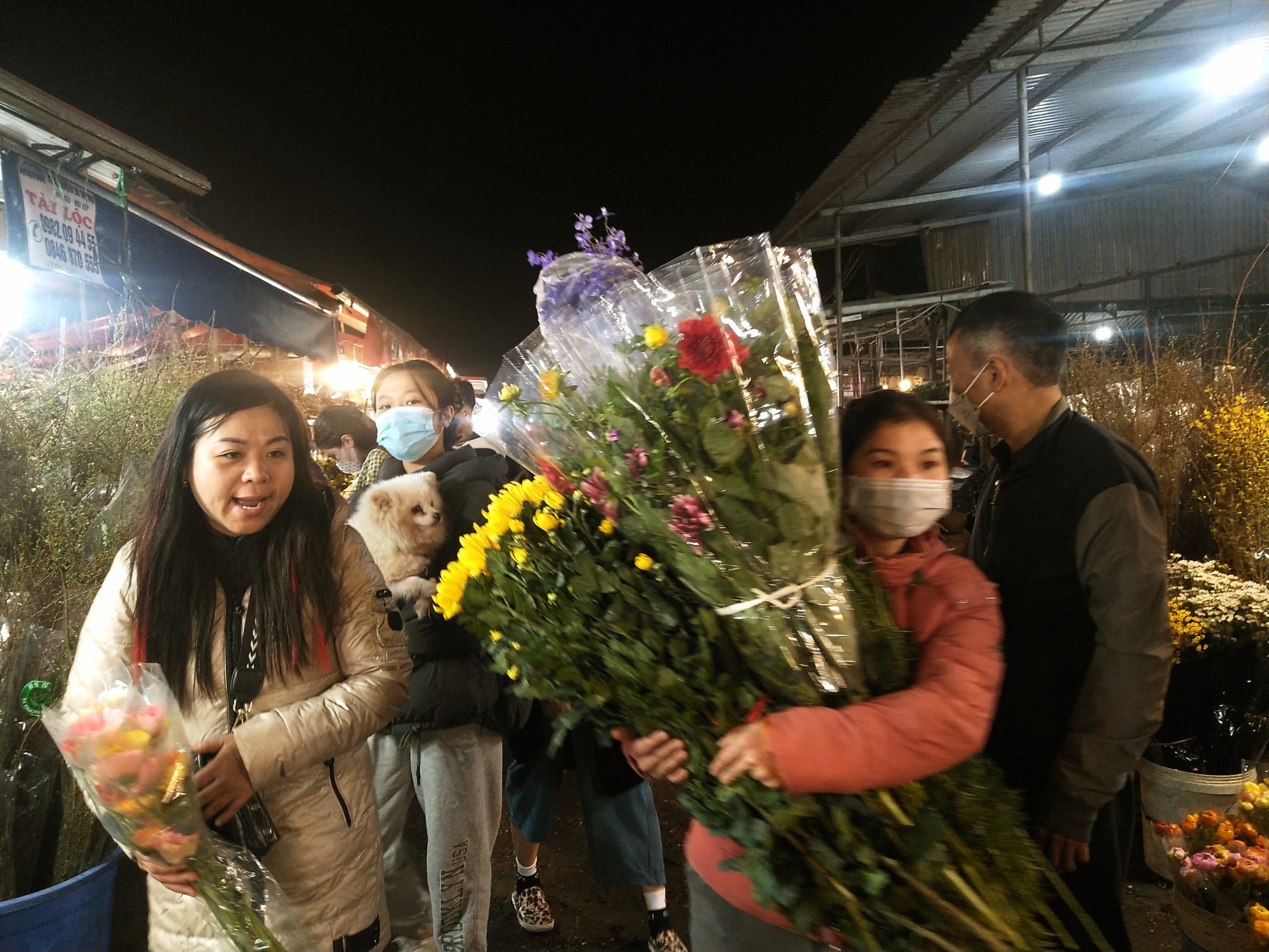 Tấp nập chợ hoa Quảng Bá rạng sáng ngày 30 Tết - Ảnh 16.