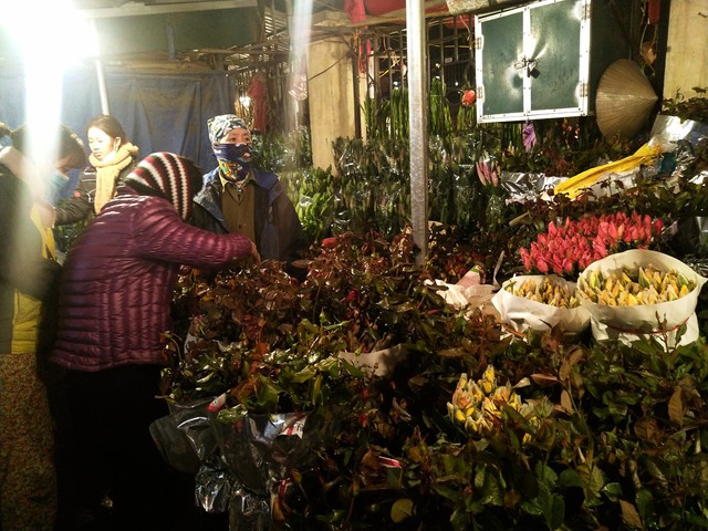 Tấp nập chợ hoa Quảng Bá rạng sáng ngày 30 Tết - Ảnh 13.