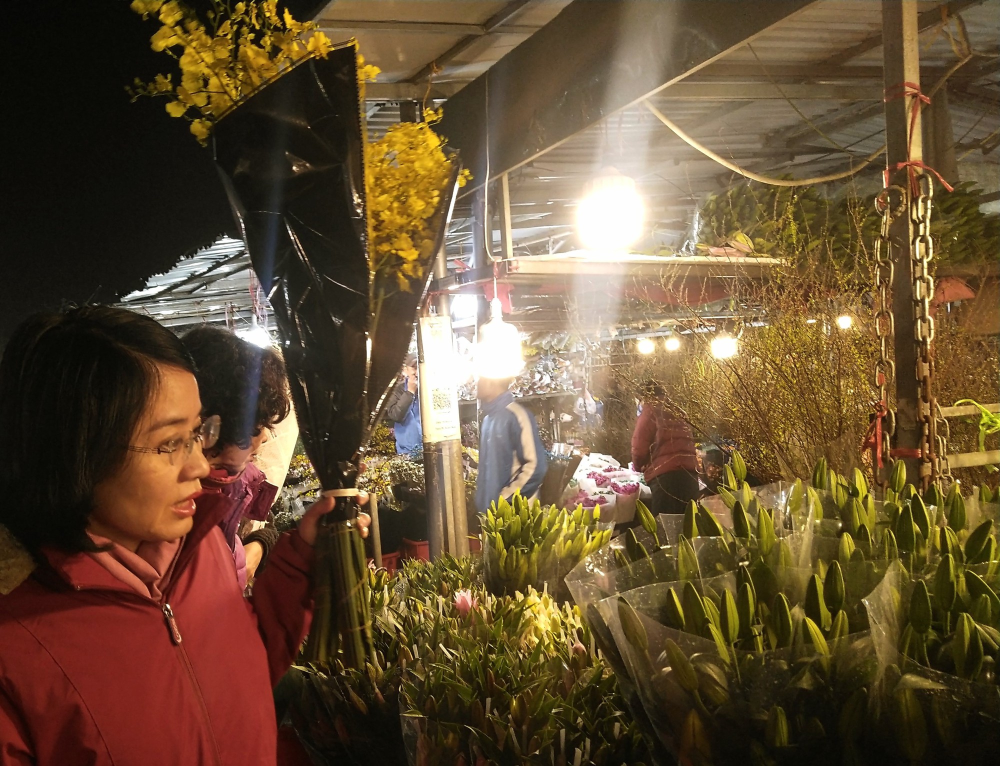 Tấp nập chợ hoa Quảng Bá rạng sáng ngày 30 Tết - Ảnh 9.