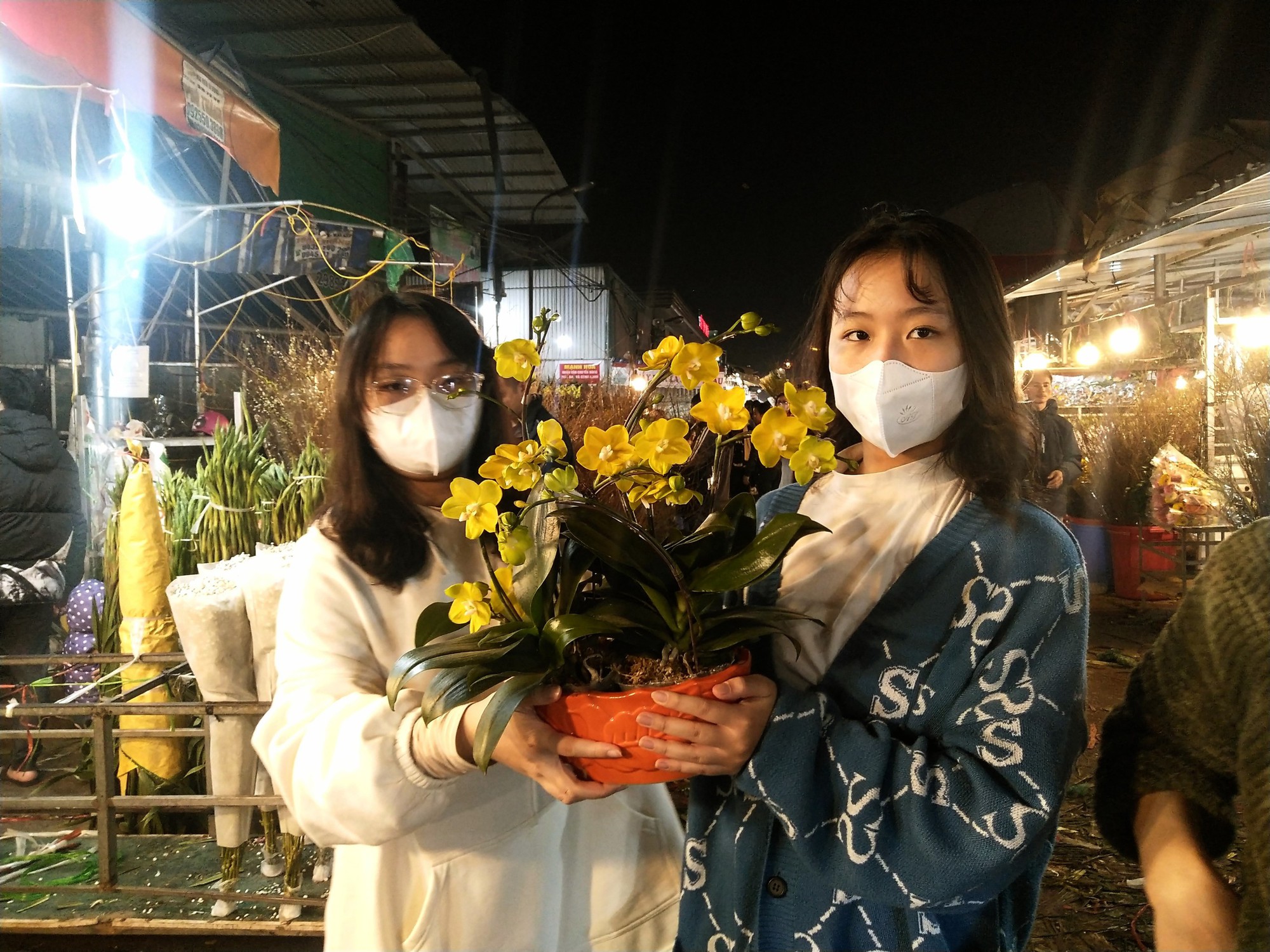 Tấp nập chợ hoa Quảng Bá rạng sáng ngày 30 Tết - Ảnh 17.