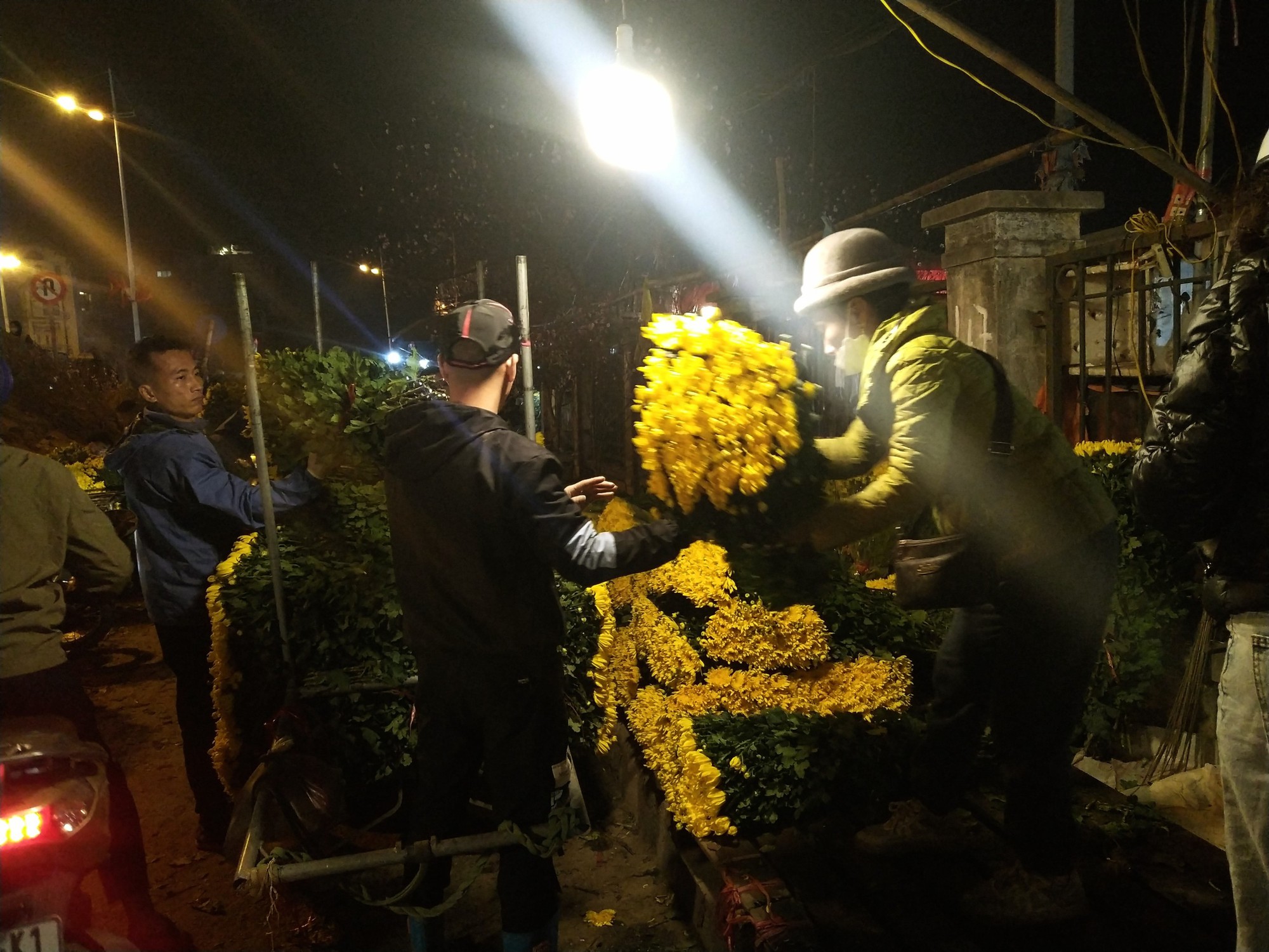 Tấp nập chợ hoa Quảng Bá rạng sáng ngày 30 Tết - Ảnh 23.