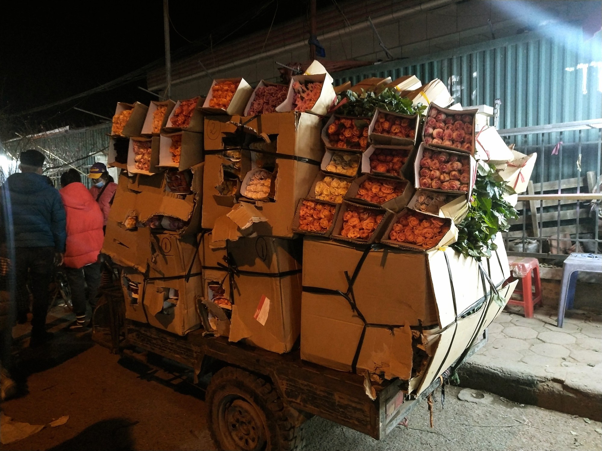 Tấp nập chợ hoa Quảng Bá rạng sáng ngày 30 Tết - Ảnh 24.