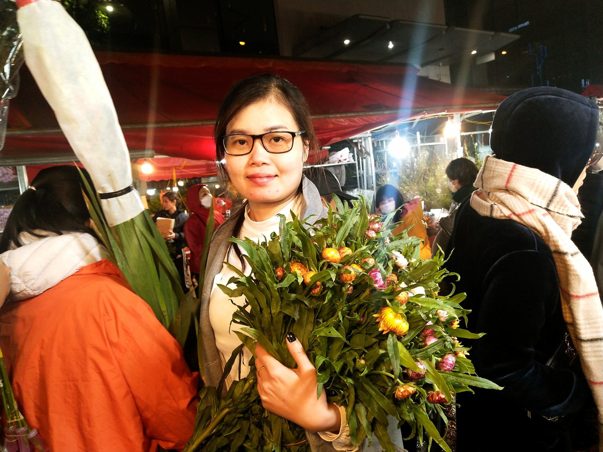 Tấp nập chợ hoa Quảng Bá rạng sáng ngày 30 Tết - Ảnh 15.