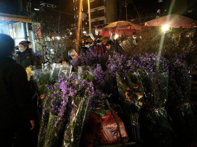 Tấp nập chợ hoa Quảng Bá rạng sáng ngày 30 Tết - Ảnh 18.