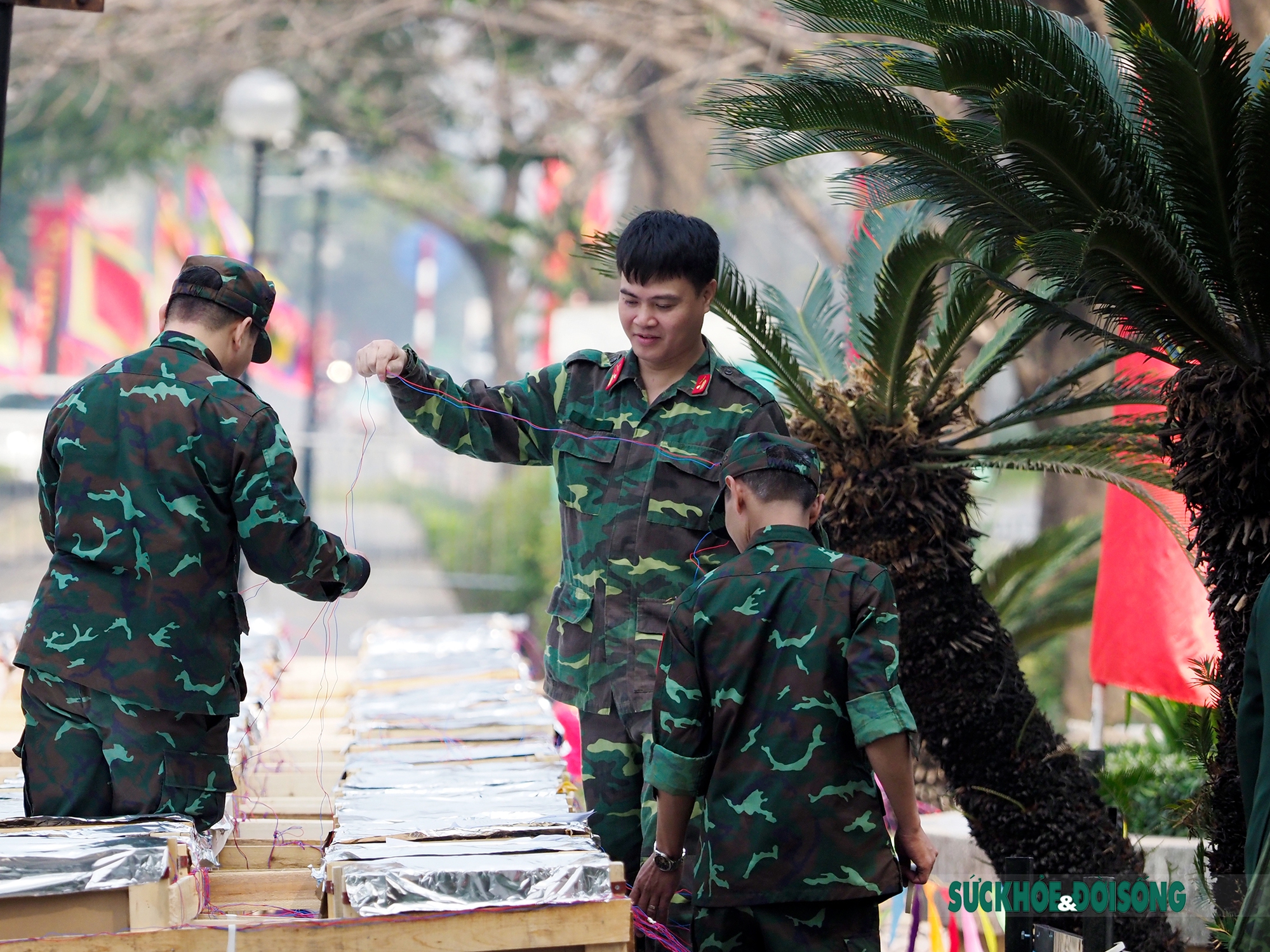 Chiến sỹ quân đội và dân quân tự vệ hối hả lắp đặt tại trận địa pháo hoa ở Hồ Gươm trước giờ G - Ảnh 12.