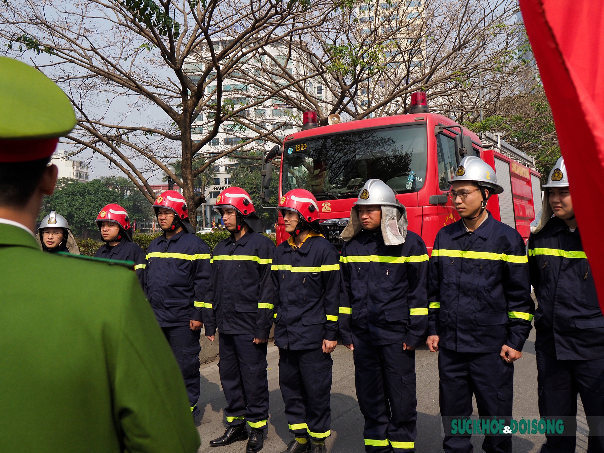 Chiến sỹ quân đội và dân quân tự vệ hối hả lắp đặt tại trận địa pháo hoa ở Hồ Gươm trước giờ G - Ảnh 10.