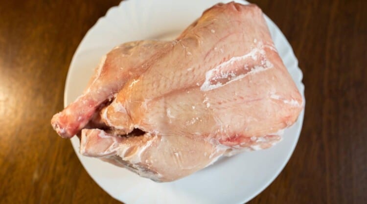 Những ngày nhà nhà rã đông thịt gà, chú ý 4 cách rã đông sai lầm có thể gây độc tố nguy hiểm - Ảnh 1.