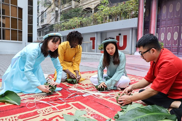 Sinh viên quốc tế hào hứng trải nghiệm Tết cổ truyền Việt Nam - Ảnh 2.