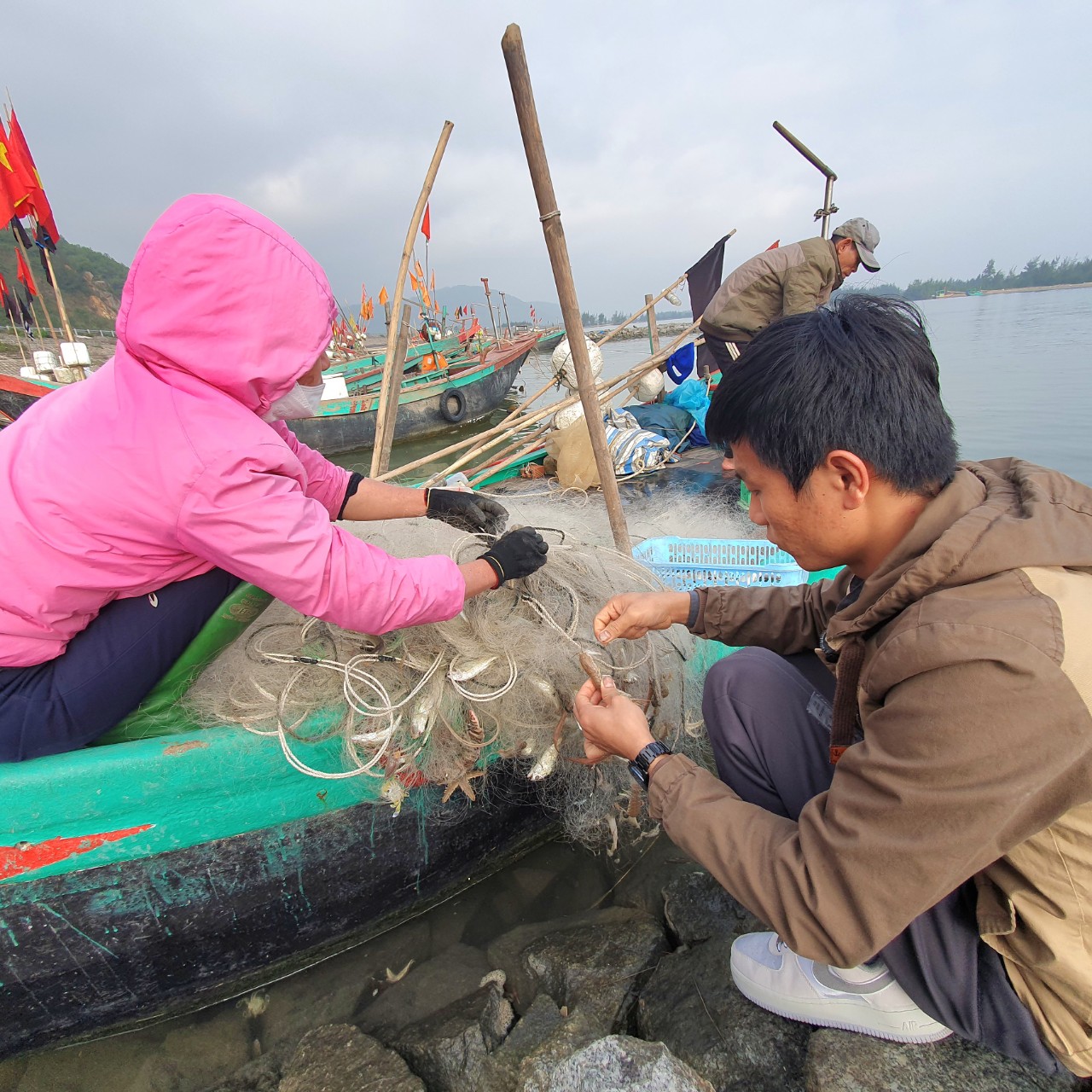 Ngư dân Hà Tĩnh đón &quot;lộc biển&quot; sau chuyến ra khơi đầu năm - Ảnh 5.