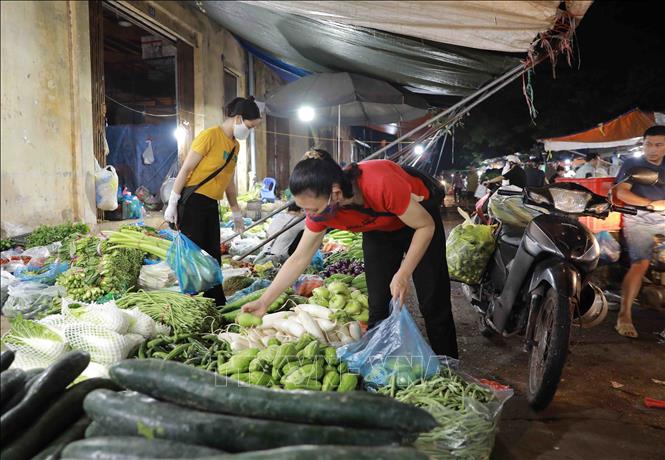 Hà Nội: Hàng hóa dồi dào, giá rau xanh 'hạ nhiệt' - Ảnh 1.