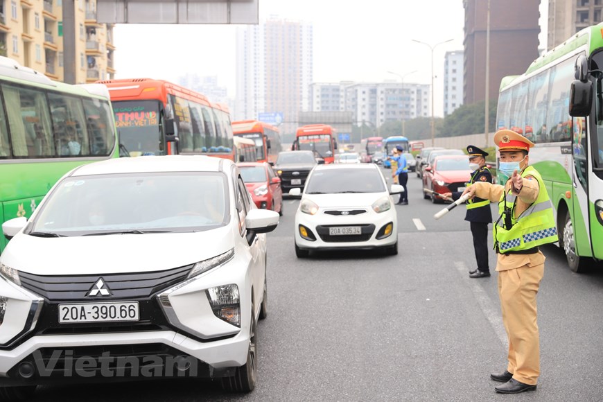 Người dân trở về sau kỳ nghỉ Tết, cửa ngõ Thủ đô xuất hiện ùn tắc khi lượng xe cộ tăng cao - Ảnh 2.