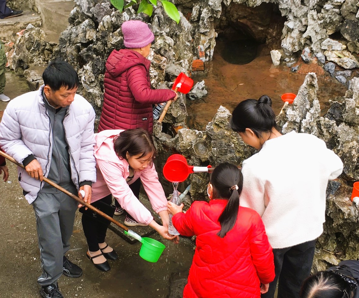 Quảng Ninh: Du khách đổ xô uống nước giếng tiên cầu may - Ảnh 3.