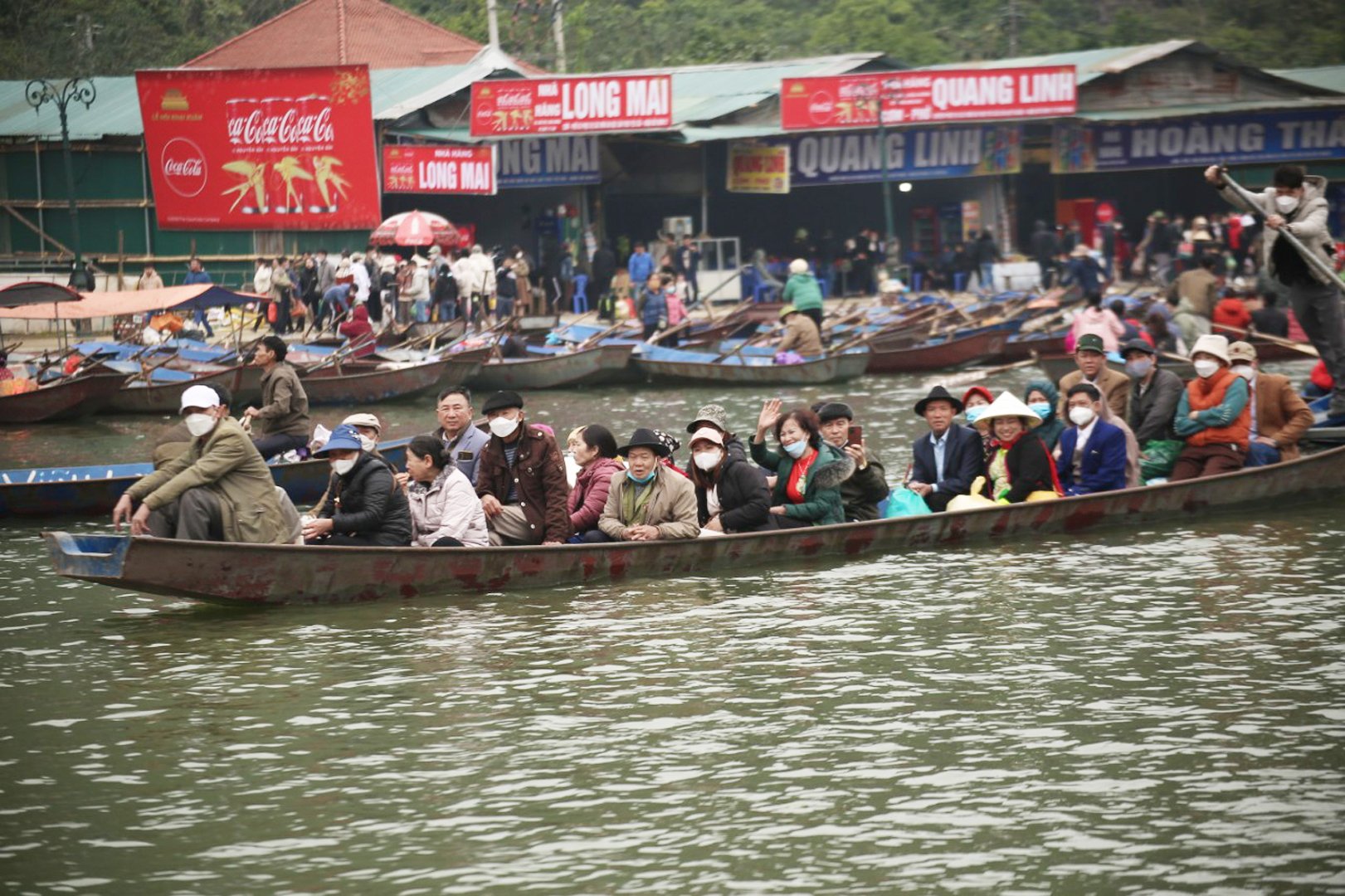 Hàng vạn du khách trẩy hội chùa Hương sau 2 năm gián đoạn vì dịch COVID-19 - Ảnh 4.