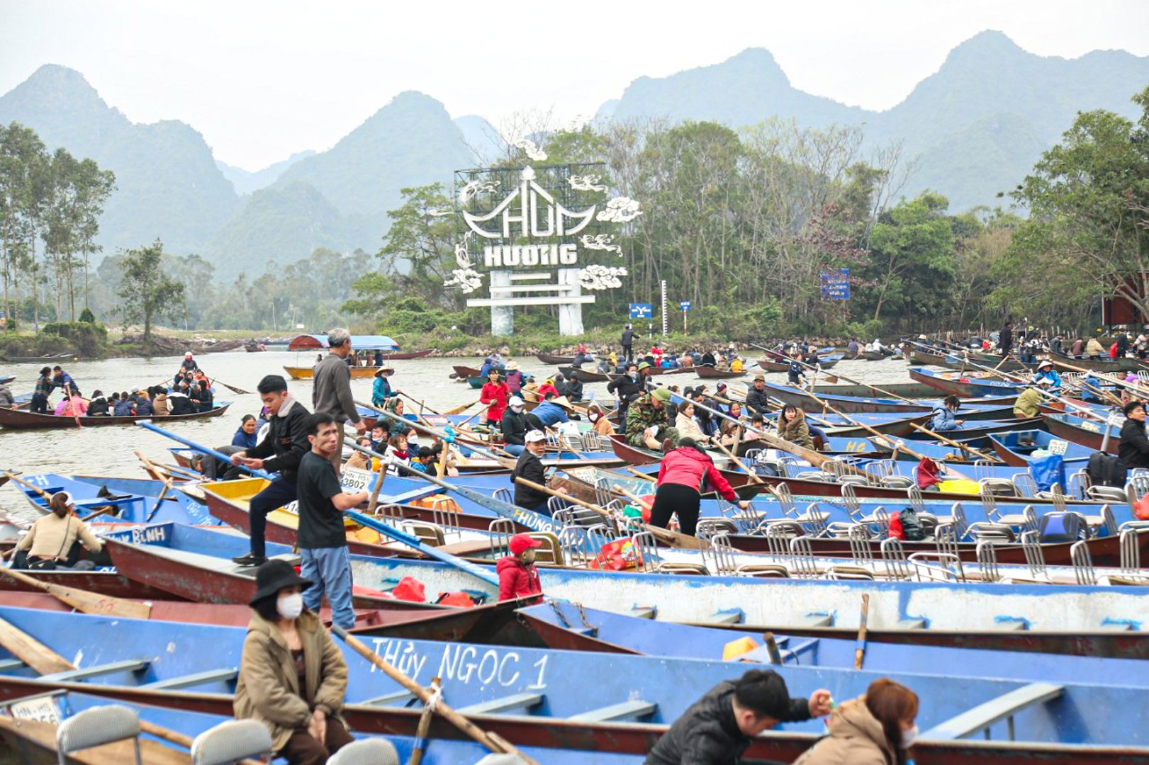 Hàng vạn du khách trẩy hội chùa Hương sau 2 năm gián đoạn vì dịch COVID-19 - Ảnh 5.