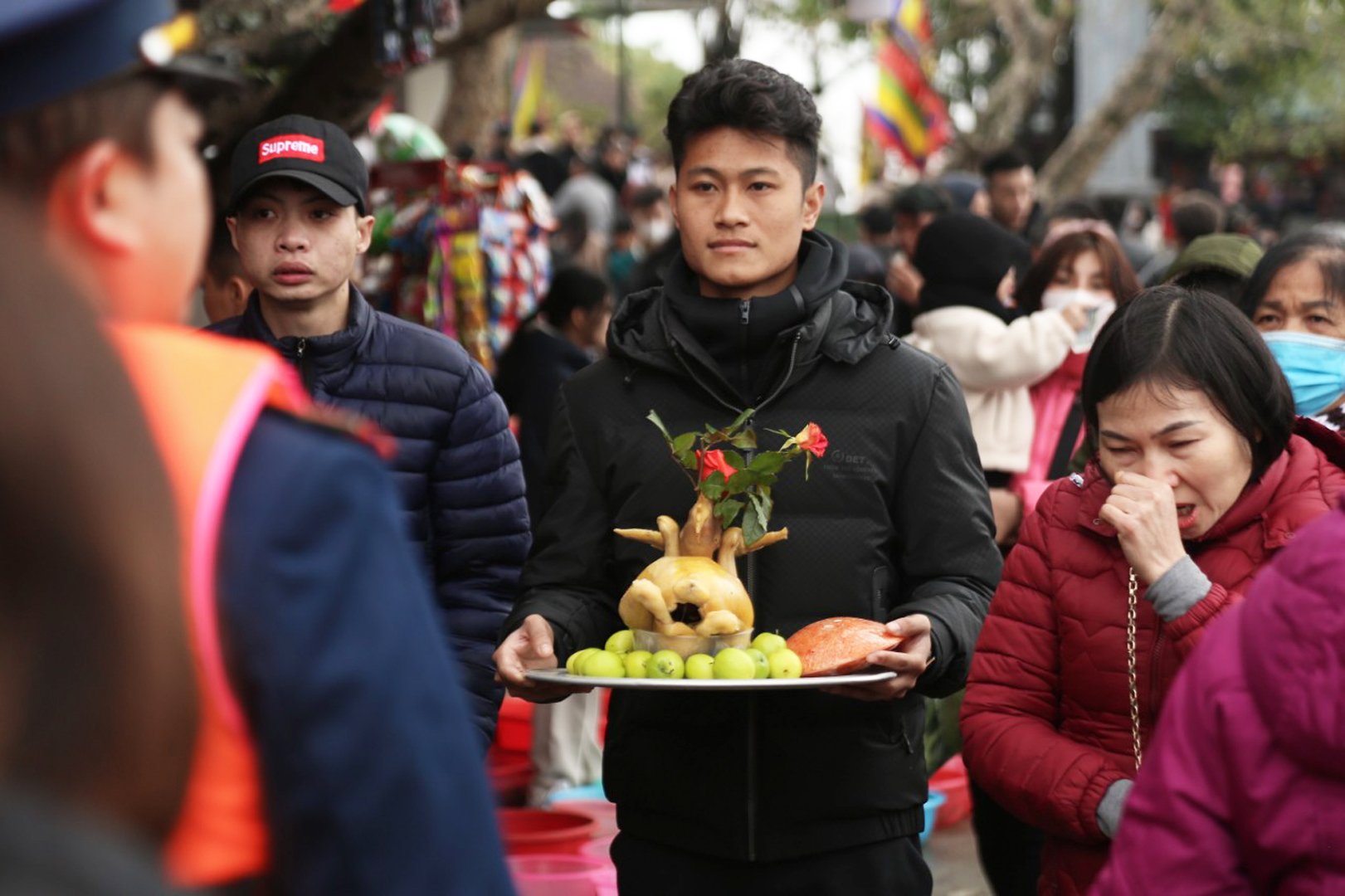 Hàng vạn du khách trẩy hội chùa Hương sau 2 năm gián đoạn vì dịch COVID-19 - Ảnh 10.
