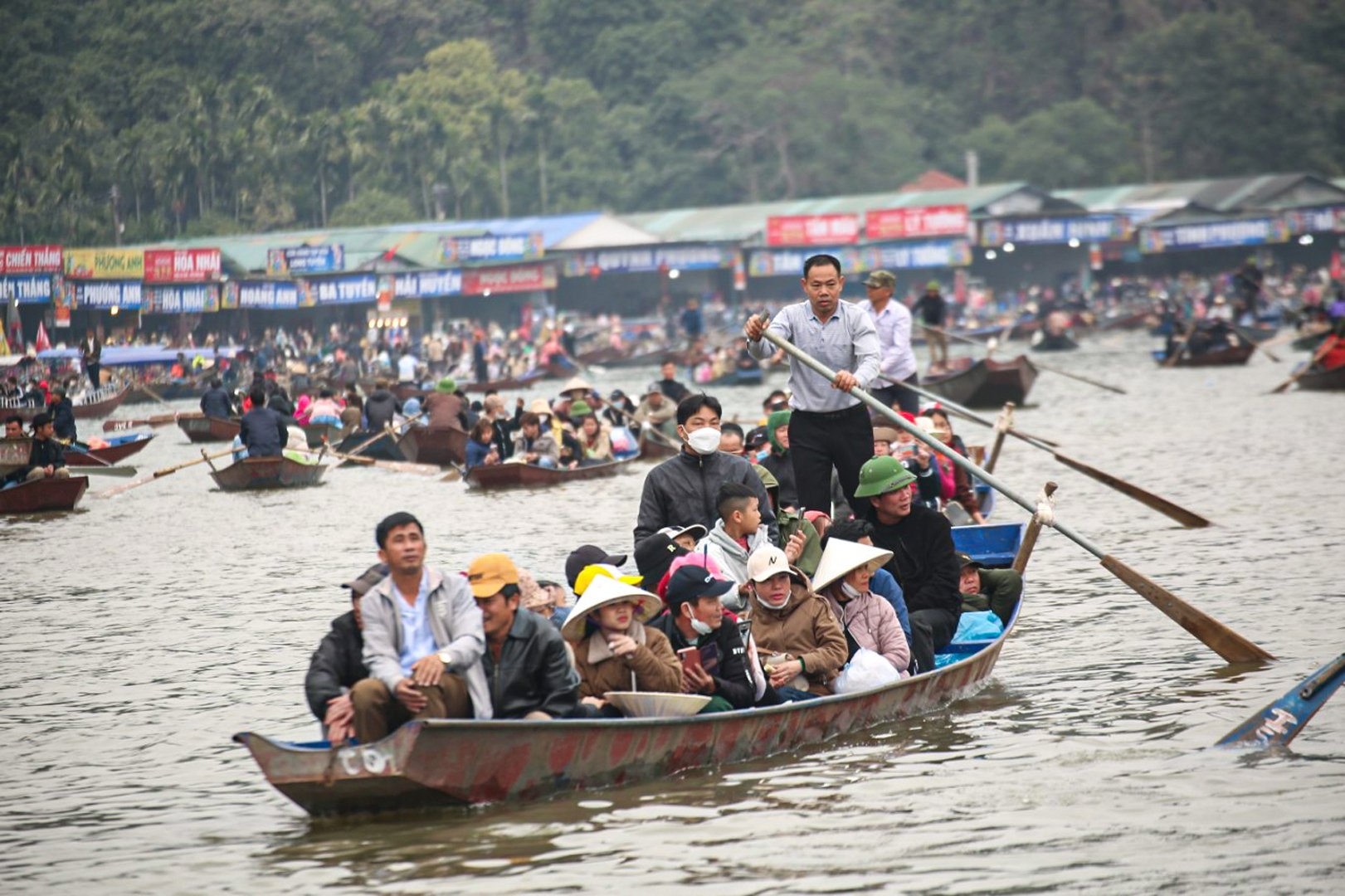 Hàng vạn du khách trẩy hội chùa Hương sau 2 năm gián đoạn vì dịch COVID-19 - Ảnh 7.