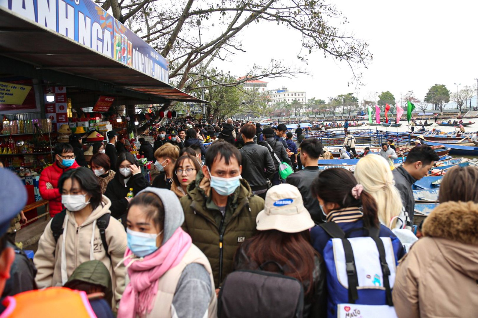 Hàng vạn du khách trẩy hội chùa Hương sau 2 năm gián đoạn vì dịch COVID-19 - Ảnh 8.