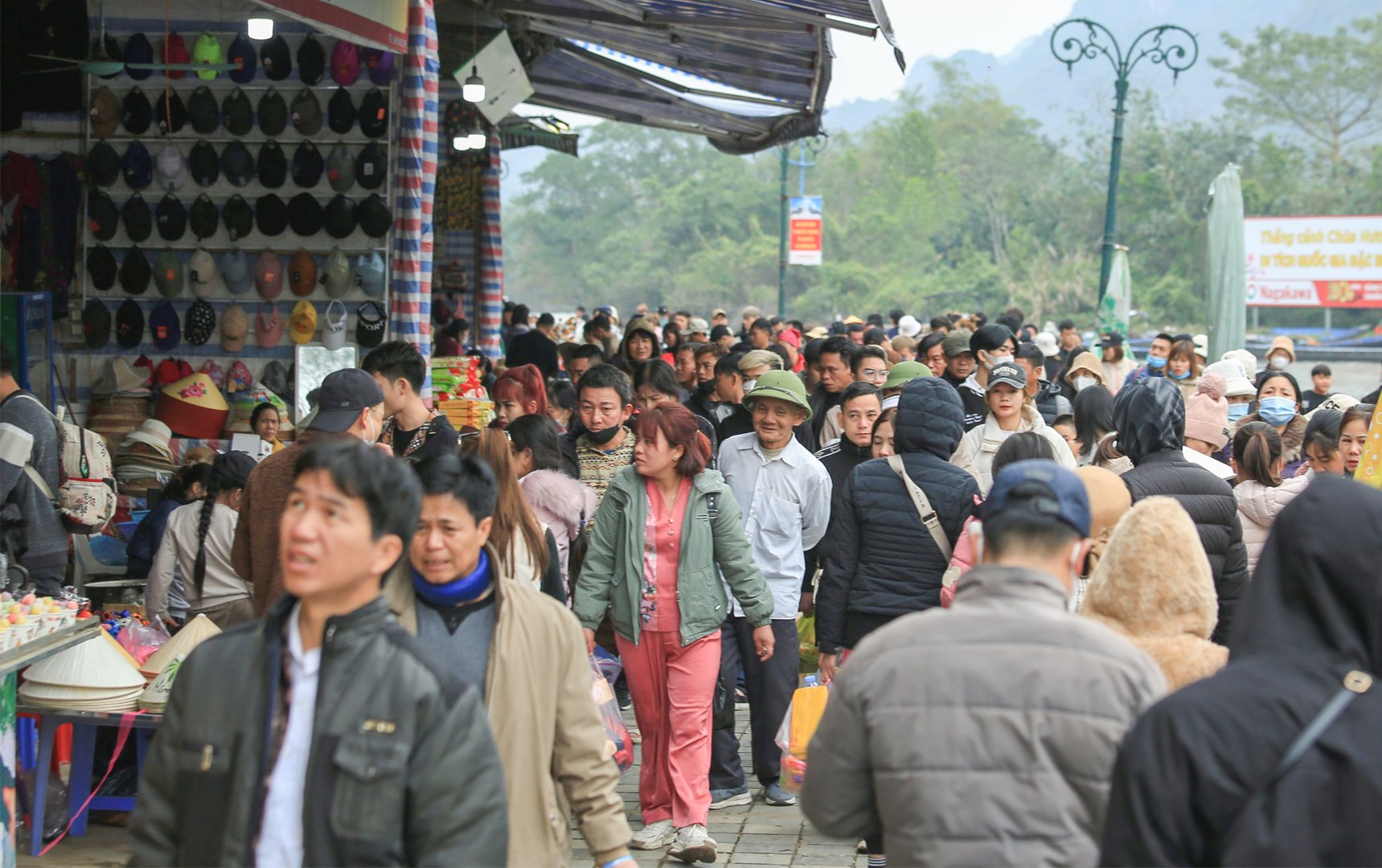 Hàng vạn du khách trẩy hội chùa Hương sau 2 năm gián đoạn vì dịch COVID-19 - Ảnh 13.